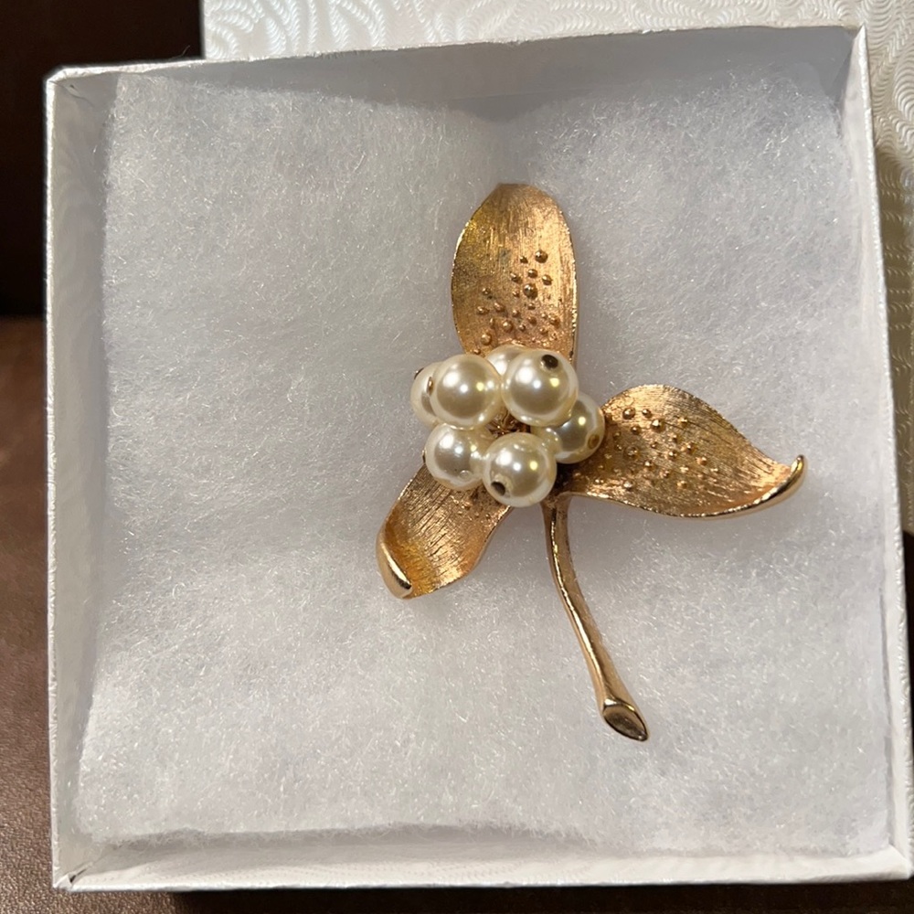 PARCO Textured Gold Tone Faux Pearl Pin Brooch Vintage Classic